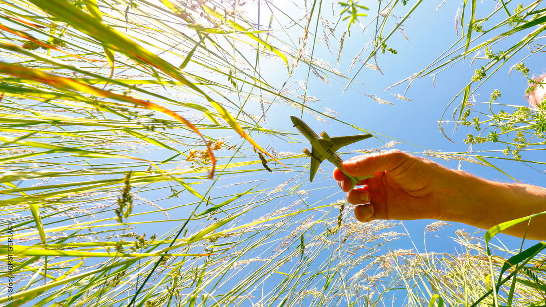 airplane_iStock-1227308643_mit_copyright_horstgerlach_1100x620px_210331_ Sustainable Aviation Fuels – a solution to make flying climate-neutral