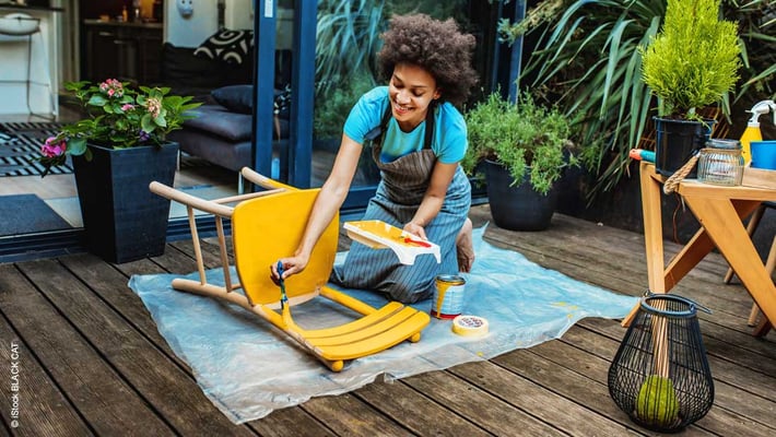 woman_painting_chair_iStock-1255615584_mit_copyright_blackCAT_1100x620px_220121