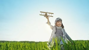 airplane-kid_iStock-493338162_copyright-deklofenak_1100x620px_220315