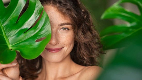 cosmetics_iStock-1289221022_copyright_Ridofranz_1100x620px_220315