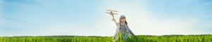 airplane-kid_iStock-493338162_copyright-deklofenak_2500x500px_220222_b