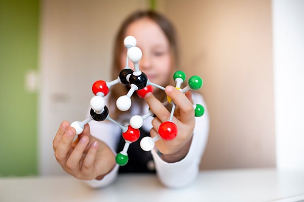 kid-and-molecules_iStock-1317600414_copyright-Epiximages_600x400px