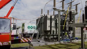 Electrical_Oil_Services-EOS_EOS-at-BEST-Transformer_GSI-Fair-Project_095_HR-scaled-1_1100x620px_221116_mit-overlay-u-verlauf