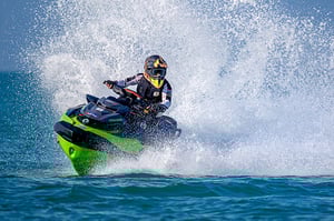 jetski_AdobeStock_433162646_copyright-nattawut_größerer-Bildausschnitt_B_1100x733px