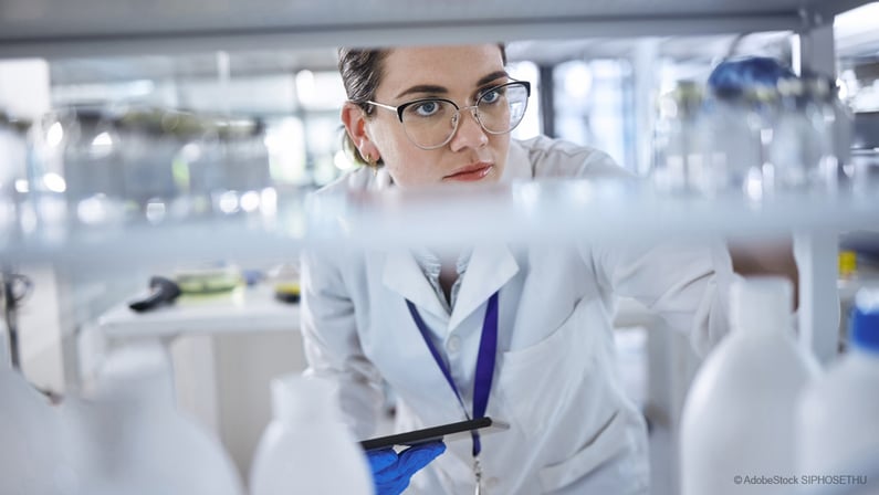 scientist-pharma_AdobeStock_683257995_mit_copyright_Siphosethu_1100x620px_260430