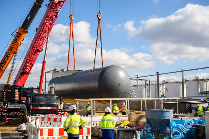 Haltermann Carless installiert letztes Schwerbauteil für Hydrieranlage