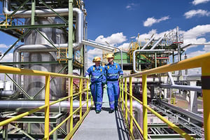 chemical-plant-workers_AdobeStock_461638253_copyright-industrieblick_600x400px