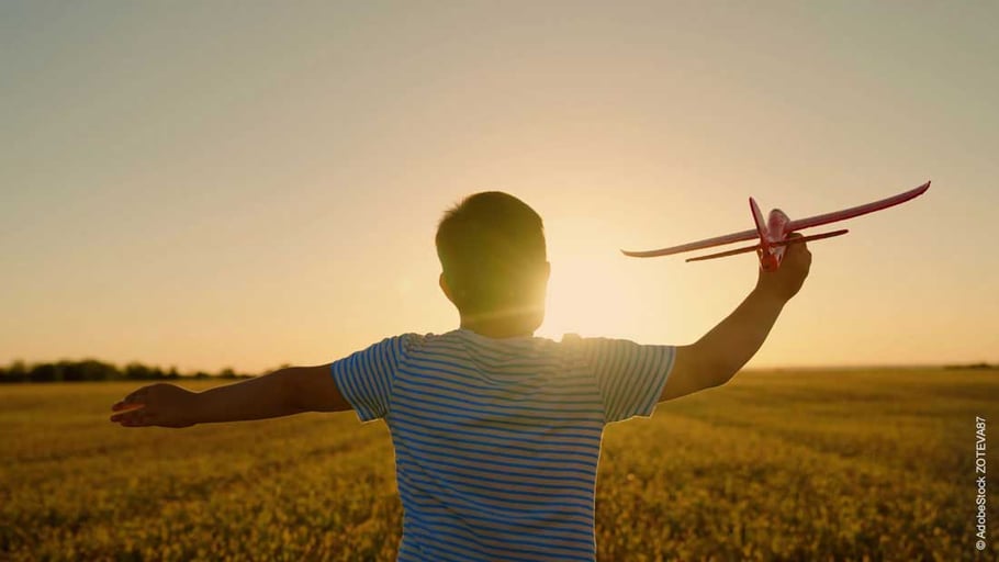 child_with_plane_AdobeStock_605495512_mit_copyright_zoteva87_1100x620px_240208 (1)